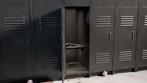 Des casiers en métal dans le couloir de l'école. Pince pour arme de poing et munitions sur les étagères.
