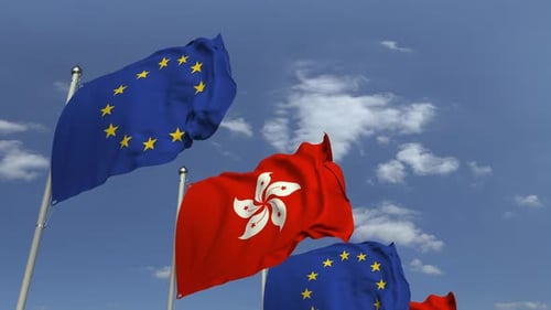 Rangée de drapeaux agités de Hong Kong et de l'UE