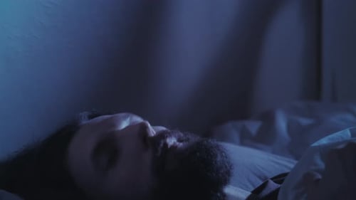 Nacht Schlafstörungen Schlafstörungen Müder Mann im Bett