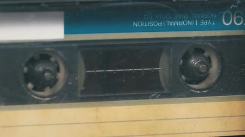 Die Vintage-Audiokassette im Kassettenrekorder dreht sich