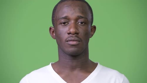 Foto da cabeça de um jovem africano contra fundo verde