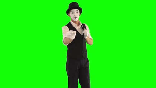 Divertido mimo masculino con cara blanca en ropa blanca y negra haciendo actuación