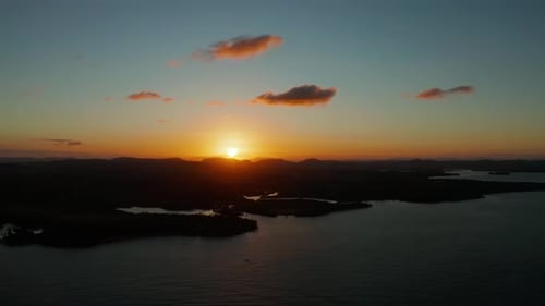 Coucher de soleil coloré sur l'île tropicale
