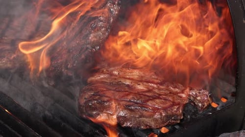 Ribeye-Steaks auf dem Grill anbraten und umdrehen