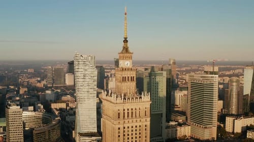 Vue arrière du sommet ornemental d'un grand bâtiment PKIN
