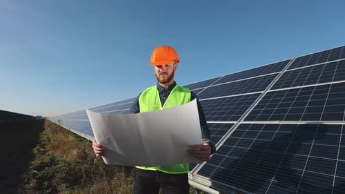 Der Ingenieur überprüft die Projektzeichnungen