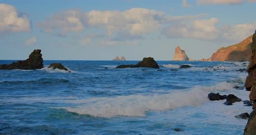 Wunderschöne Meereswellen krachen an der Felsenküste von Teneriffa