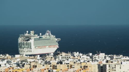 Cruise ship leaves port