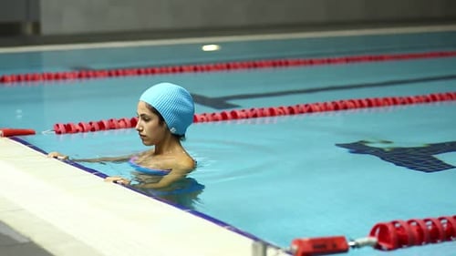 Mädchen im Pool