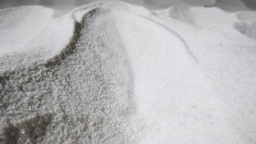 Kamera schwenkt über einen Hügel aus trockenem weißem Sand
