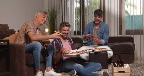 Glückliche Männer essen Pizza und Bier