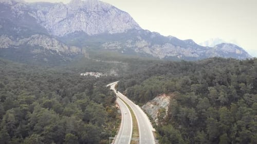 Schnelle Autos fahren auf der Autobahn.