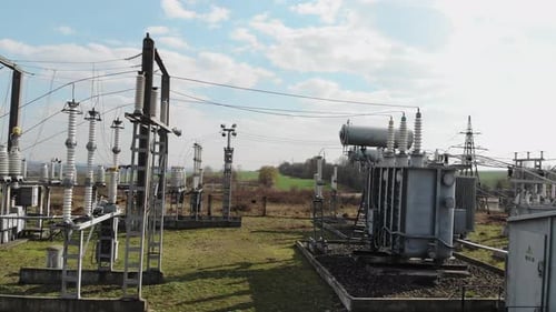 Elektrische Hochspannungs-Umspannstation. Hochspannungskraftwerk für eine Kleinstadt. Elektrischer Strom