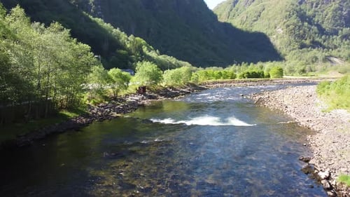 Vuelo suave río abajo del popular río de salmón de Noruega en Dalekvam