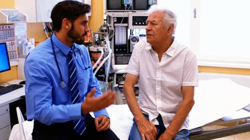 Médecin interagissant avec le patient