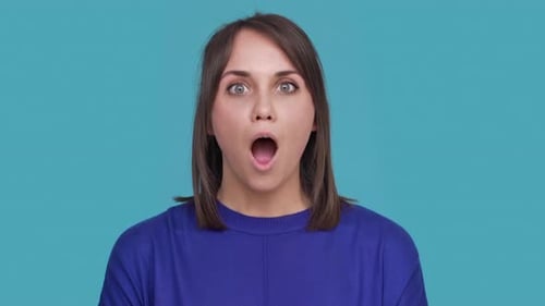 Portrait d'une femme hilarante dans une ambiance décontractée faisant des grimaces devant la caméra en train de s'amuser à être enfantine