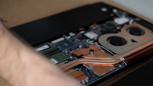 Unbekannter Ingenieur, der Computer vom Gehäuse trennt