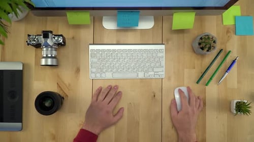 Fotograf arbeitet am Computer mit PC-Maus Flat Lay