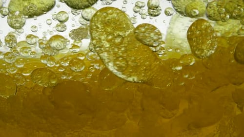 Maschinenmotoröl mit Wasser gemischt, nicht auflösen. Bubbles Air Bulbs schweben in Flüssigkeiten und erzeugen