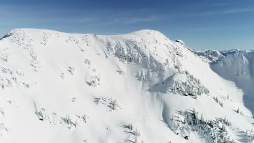 Schneebedeckter Berg im Winter