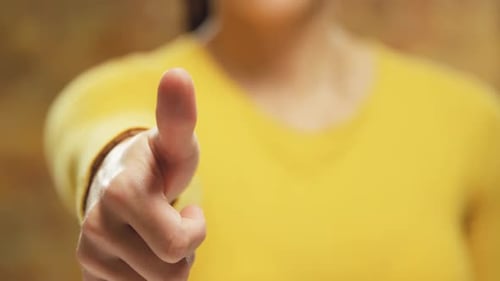 Mann nutzt interaktiven Touchscreen