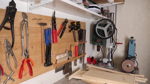 Rückgabe der Werkzeuge an die Holzwerkstatt