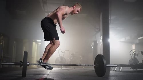 Mann macht Burpee-Training im Fitnessstudio