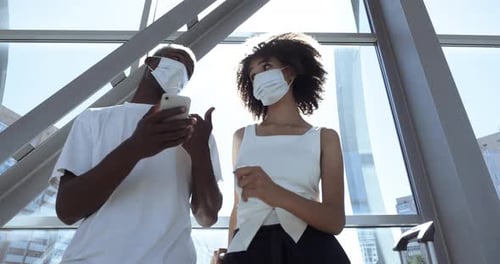 Afroamerikanisches Paar Freunde Bruder und Schwester tragen medizinische Gesichtsmasken stehen vor dem Hintergrund