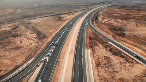 Carretera interestatal en el desierto rocoso