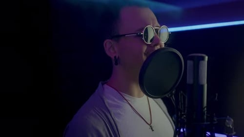 Bärtiger Mann singt im Tonstudio ins Mikrofon