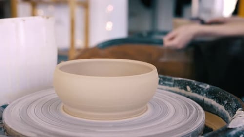 Coupe en argile qui tourne sur un tour de potier. L'assiette en argile tourne sur un tour de potier.