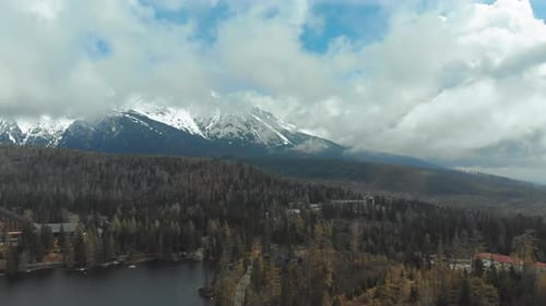 Vue aérienne de Strbske Pleso dans les nuages et les montagnes enneigées.
Slovaquie