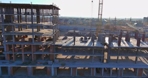 Muchos edificios residenciales de varios pisos están en construcción: grúas
