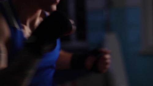 Nahaufnahme Trackins Schuss von Boxer, männlicher Punching Air mit Fäusten, Training, Warmup vor dem Boxtraining