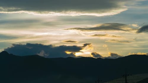 Wolken, Himmel mit Berg