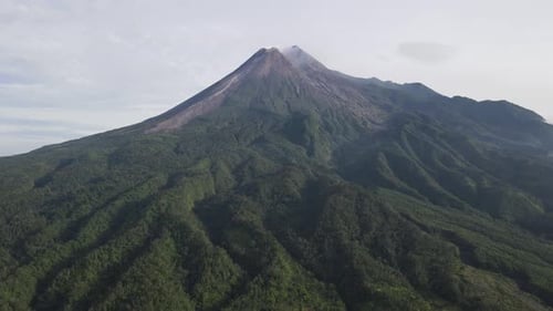 Vista panorámica de la montaña Merapi, uno de los destinos populares en Yogyakarta, Indonesia.