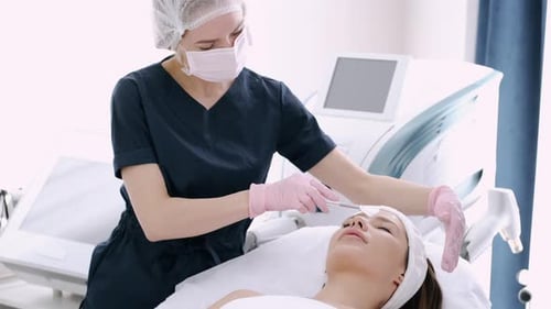 Verfahren zur Herstellung von Kosmetikerin in Handschuhen für Kunden im Schönheitssalon