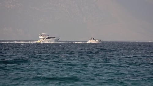 Bateaux à moteur sur l'océan