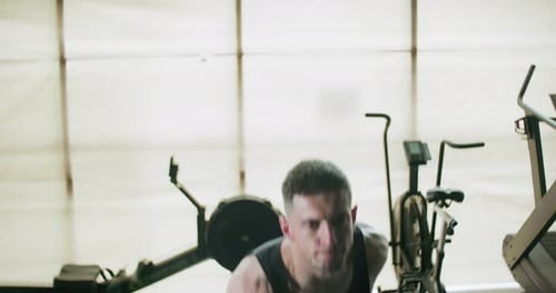 Treinamento com kettlebells, exercícios intensos de força em academia fechada. Homens fazendo exercícios com