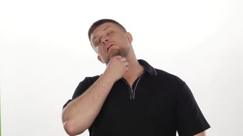 Le visage d'un homme qui bâille.
blanc