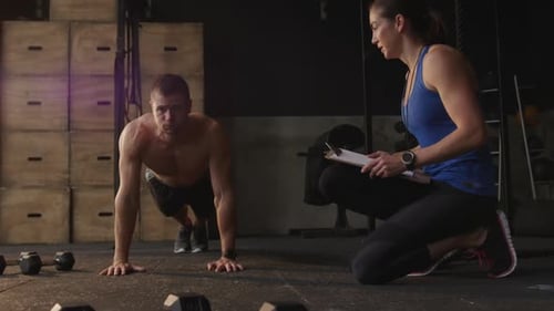 Entrenamiento cruzado en un gimnasio