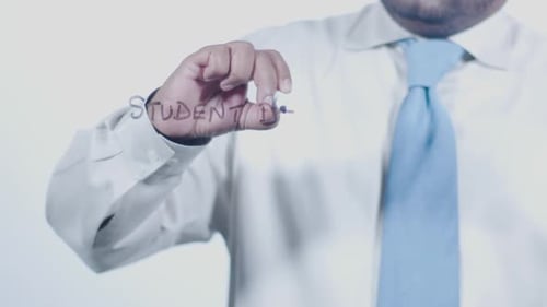 Empresario asiático redacta deuda estudiantil
