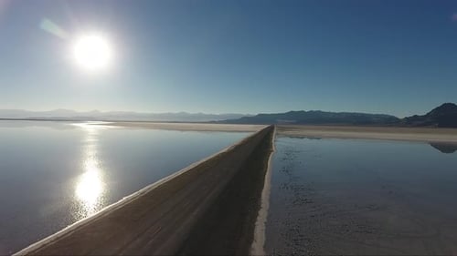 Un Zumbido tripulado que sobrevuela el Salar de Bonneville muestra la calzada de Salt Flats que divide la inundación