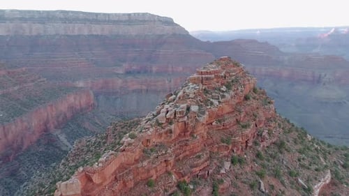 Ein steiler Canyon, der vom Colorado River in Arizona, Vereinigte Staaten, geschnitzt wurde