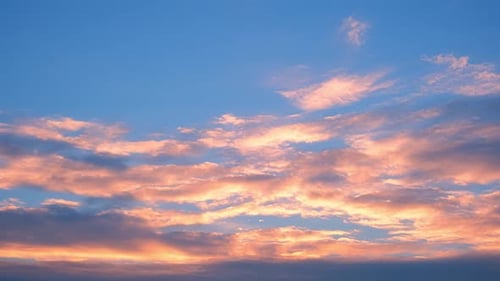 4K UHD: Zeitraffer des farbenfrohen Himmels bei wunderschönem Sonnenuntergang. Romantische Wolken.