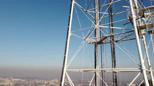 Luftaufnahme einer Drohne in der Nähe des Fernsehturms