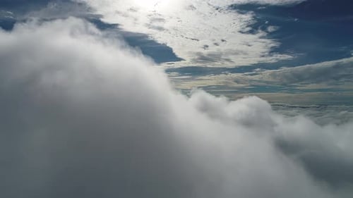 Manhã de nevoeiro no centro da cidade. Acima das nuvens.