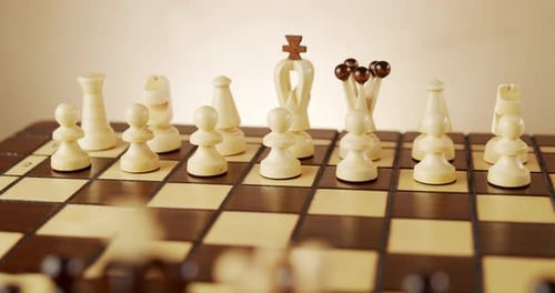 Échiquier rotatif de vieilles pièces d'échecs en bois
