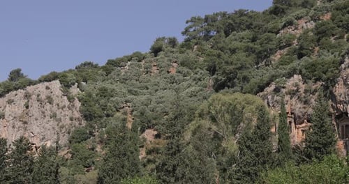 Grupo de turistas que navegan en un barco tradicional por el valle de piedra en el río Dalaman Stream