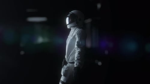 Astronaut geht im futuristischen Raumschiff Scifi Shuttle Corridor